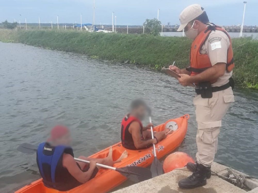Rescataron a dos navegantes paraguayos en aguas argentinas