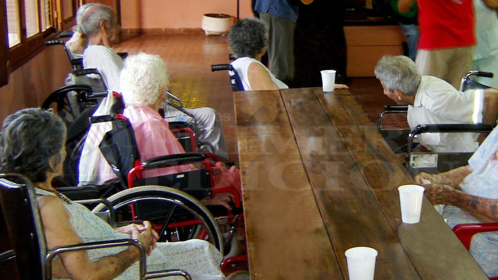 Por el aumento de casos, restringirían las visitas en las residencias de ancianos