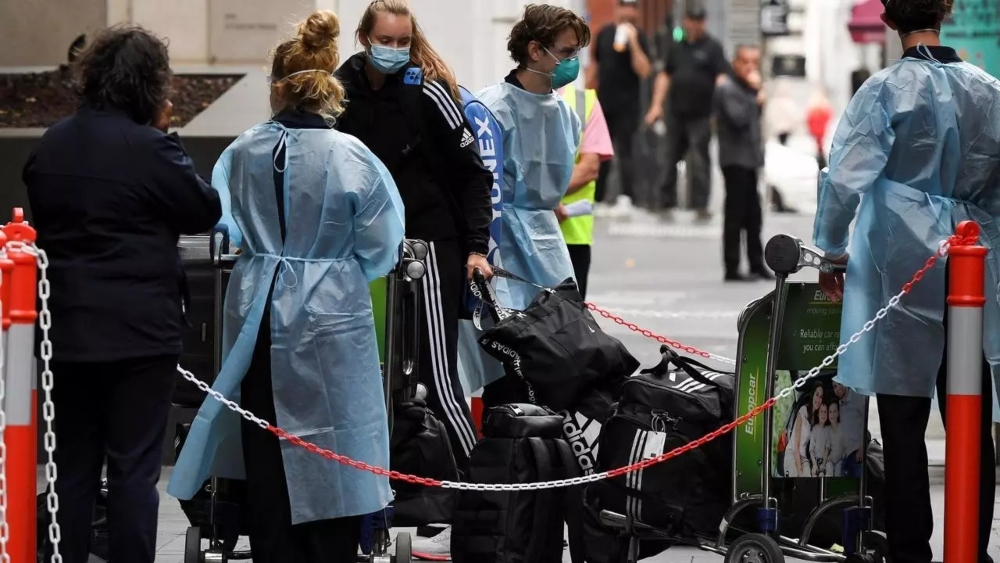 Otros 25 tenistas aislados por compartir avión con caso positivo de COVID