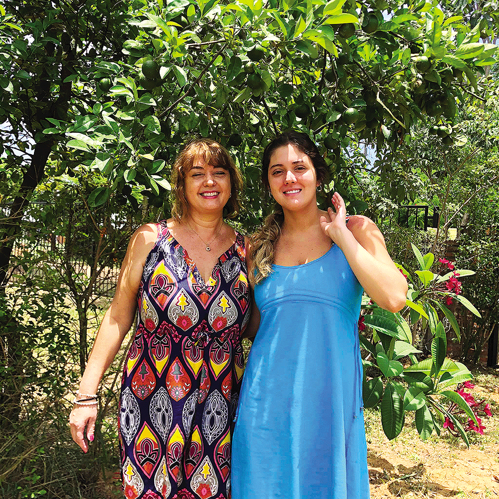 Madre e hija iluminando juntas