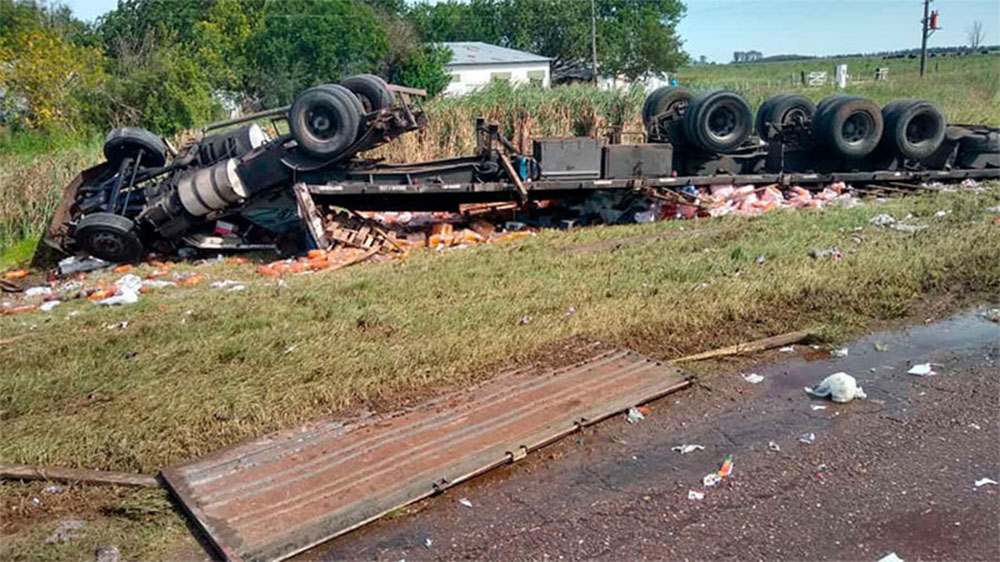 Un camionero oriundo de Oberá volcó en Entre Ríos 