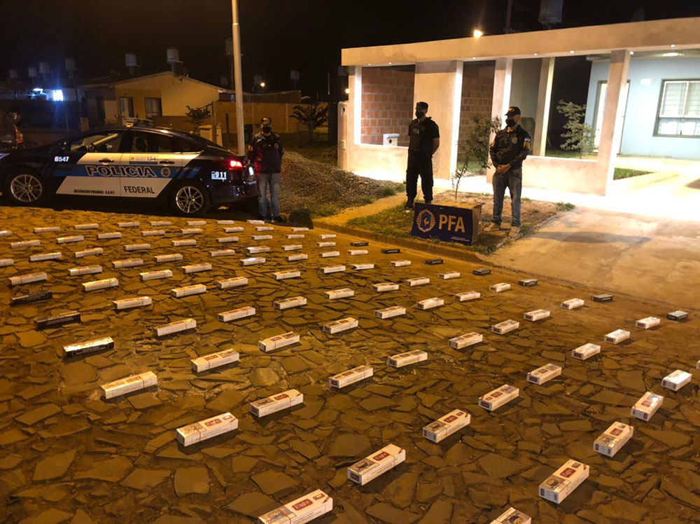 Interceptan un auto con más de mil cigarrillos de contrabando 