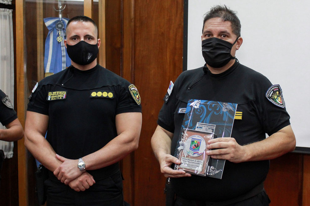 Condecoraron a los policías que auxiliaron a una beba en Garupá