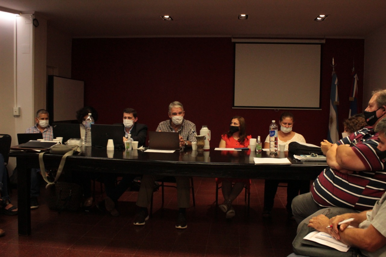 Mesa de Diálogo docente firmó un básico de 13.650 y una mínima de 40 mil pesos