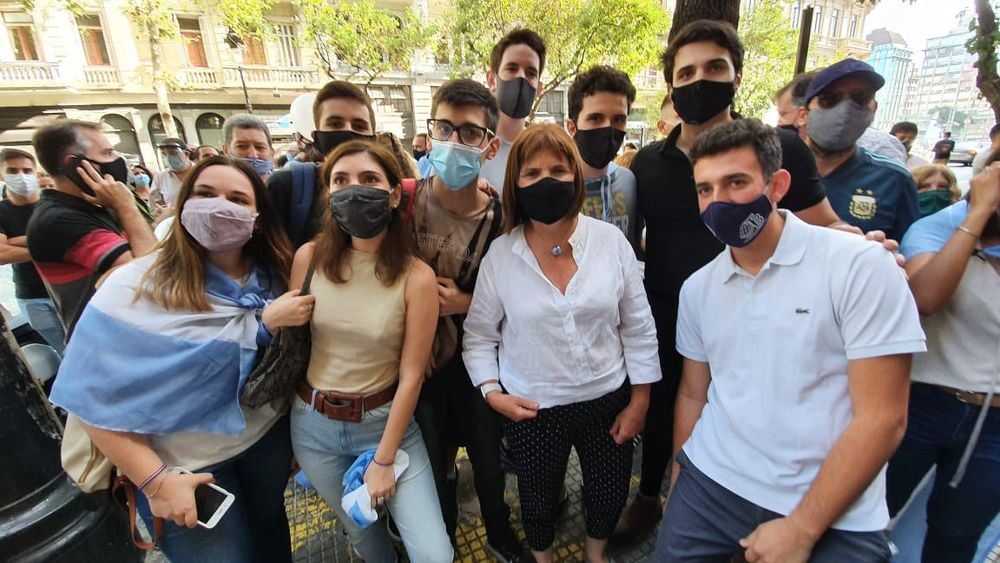 La oposición protesta contra el Gobierno por el vacunatorio VIP