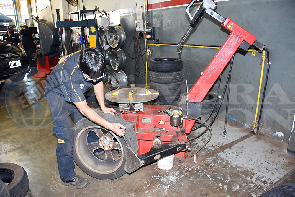 Escasean neumáticos mientras crece con fuerza el mercado negro