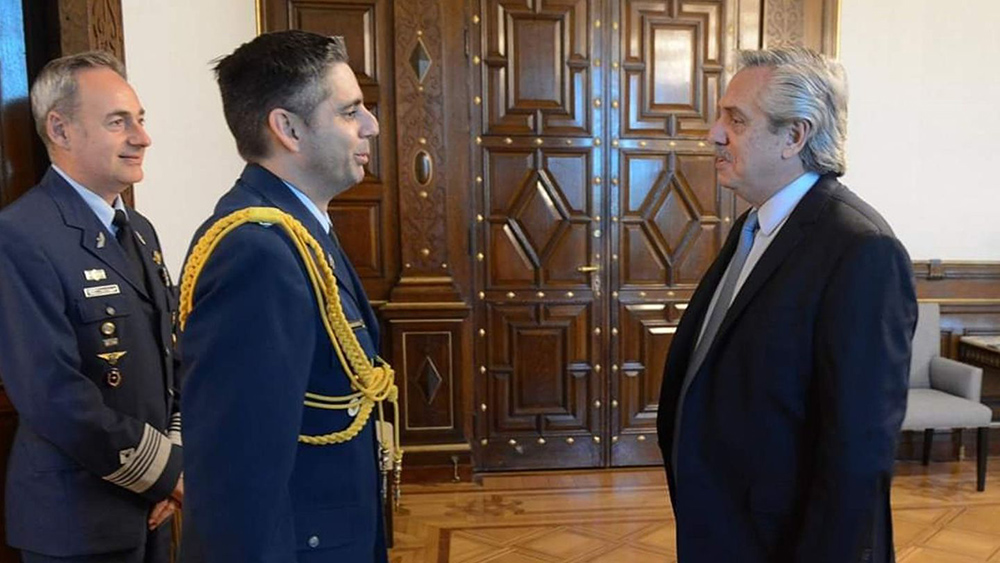 Detuvieron al edecán presidencial cuando intentaba abordar un vuelo con un arma oculta