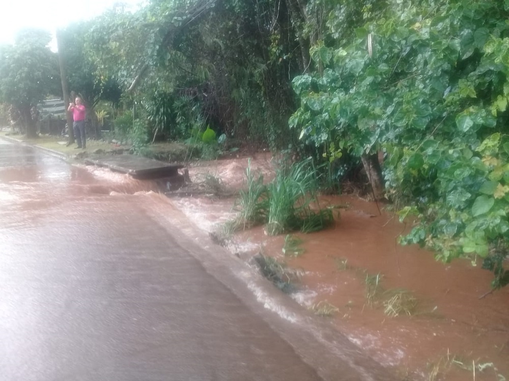 Llovió en Iguazú y se desbordó el arroyo Tacuara