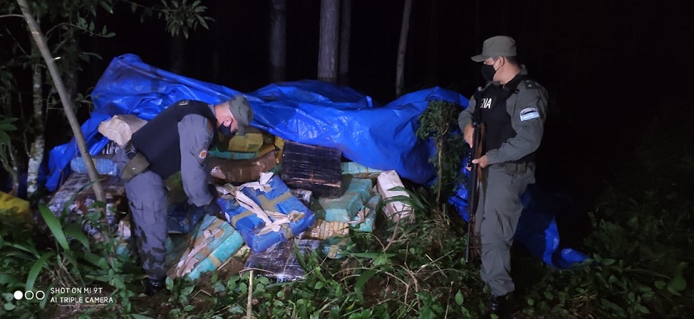 Más de cuatro toneladas de droga estaban ocultas en el monte en Garuhapé