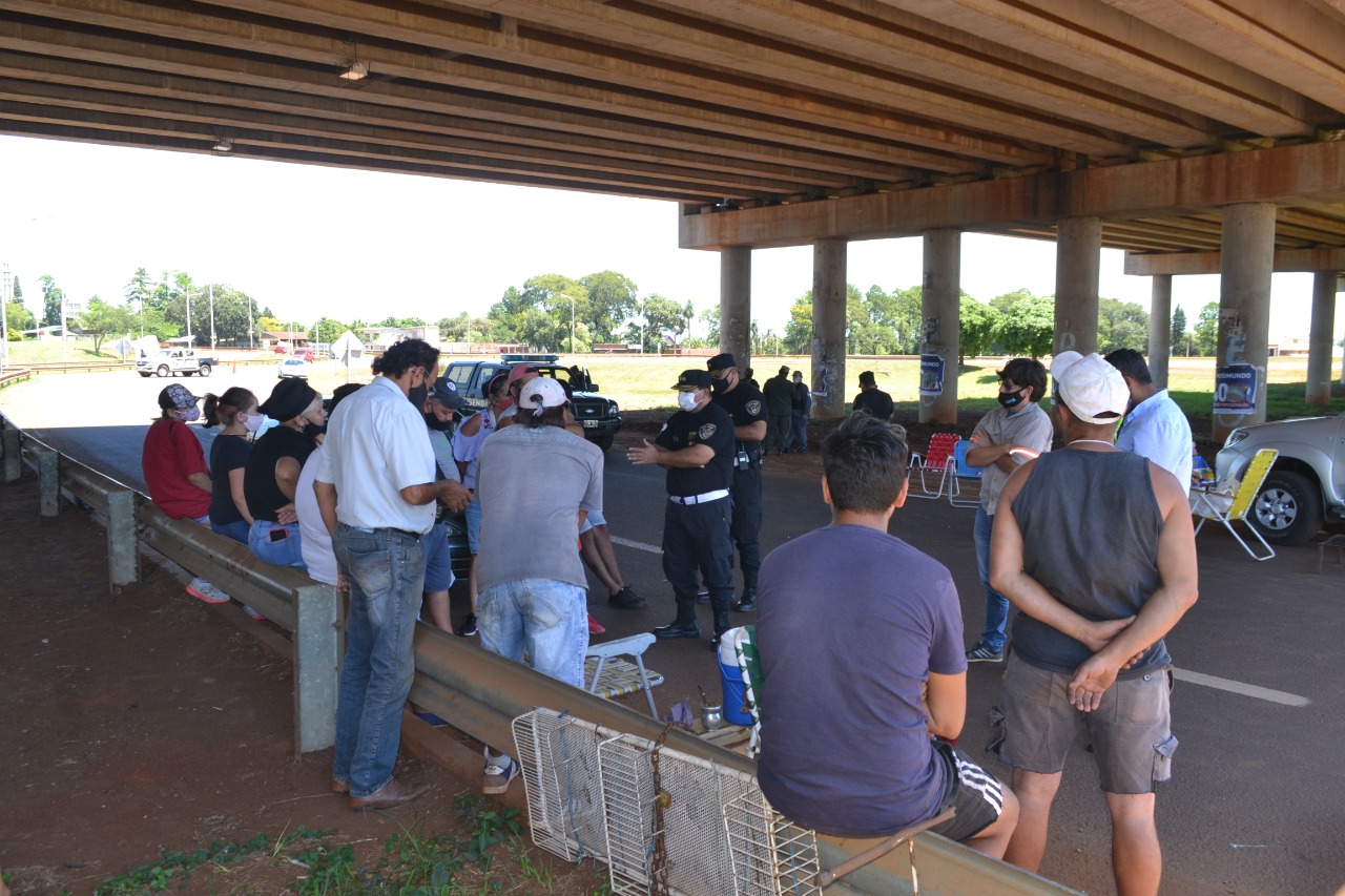 Los puesteros protestaron tras ser desalojados por Vialidad