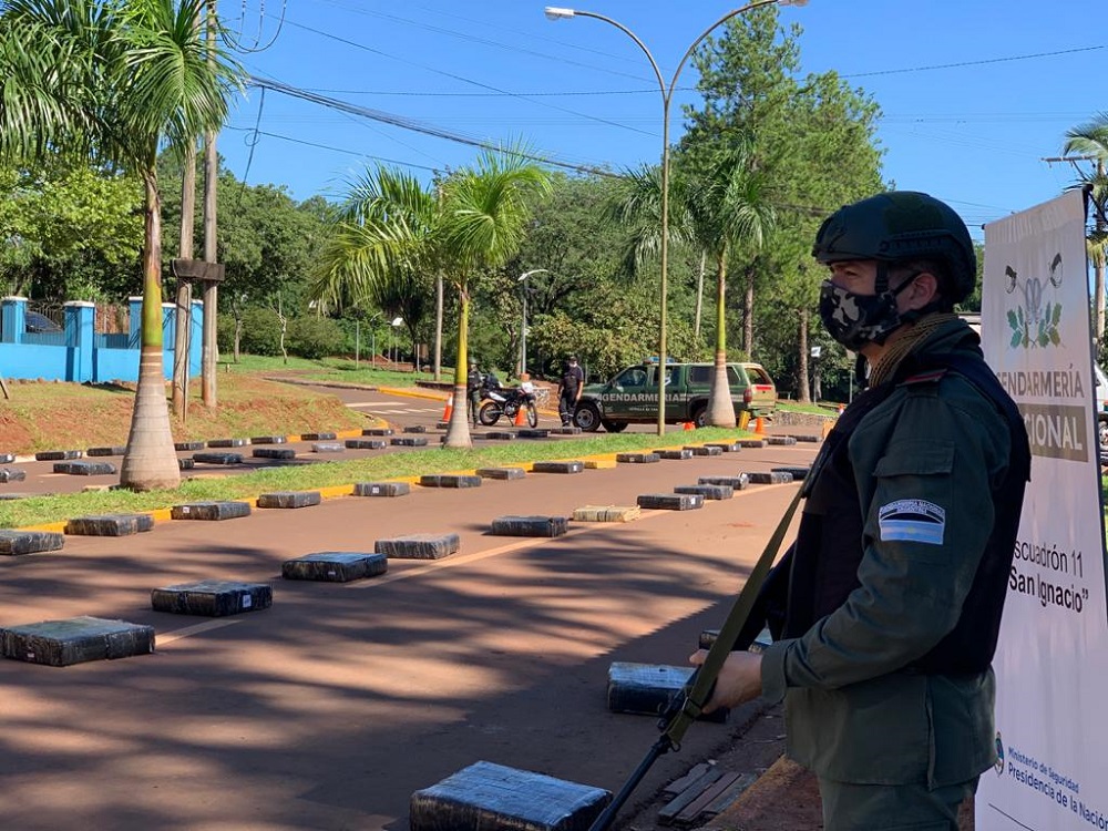 Abandonó más de siete toneladas de droga en el monte y huyó