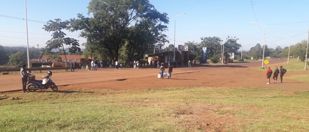 Manifestantes cortan la ruta 12 en Montecarlo