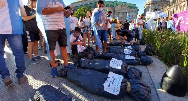 Polémica intervención con bolsas de cadáveres frente a Casa Rosada
