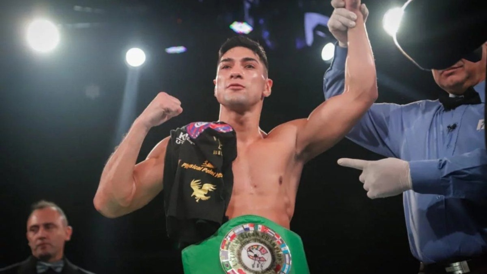 El “Cuervo” Silva ganó por descalificación de su rival, que lo mordió