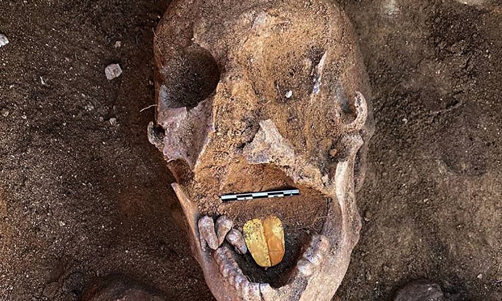 Descubren momias con lenguas de oro en Egipto