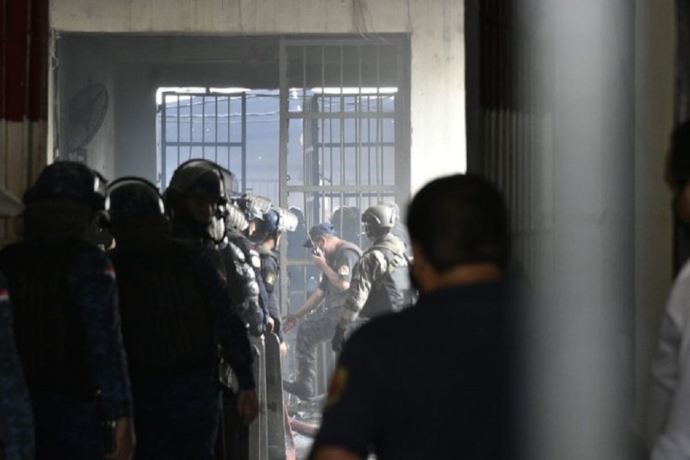 Tenso motín con guardias como rehenes en una cárcel paraguaya