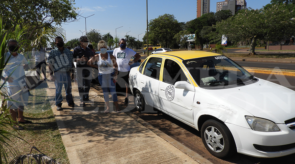 Choferes y propietarios de taxis se movilizaron en la Costanera 