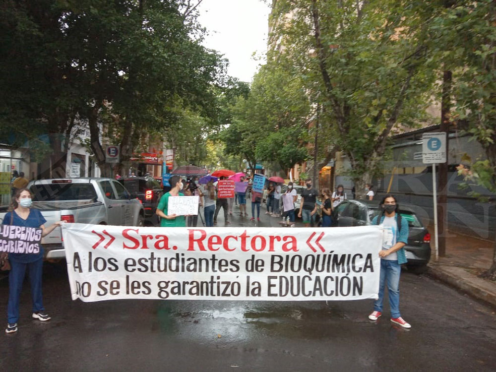 Estudiantes universitarios se movilizaron en pedido de respuestas