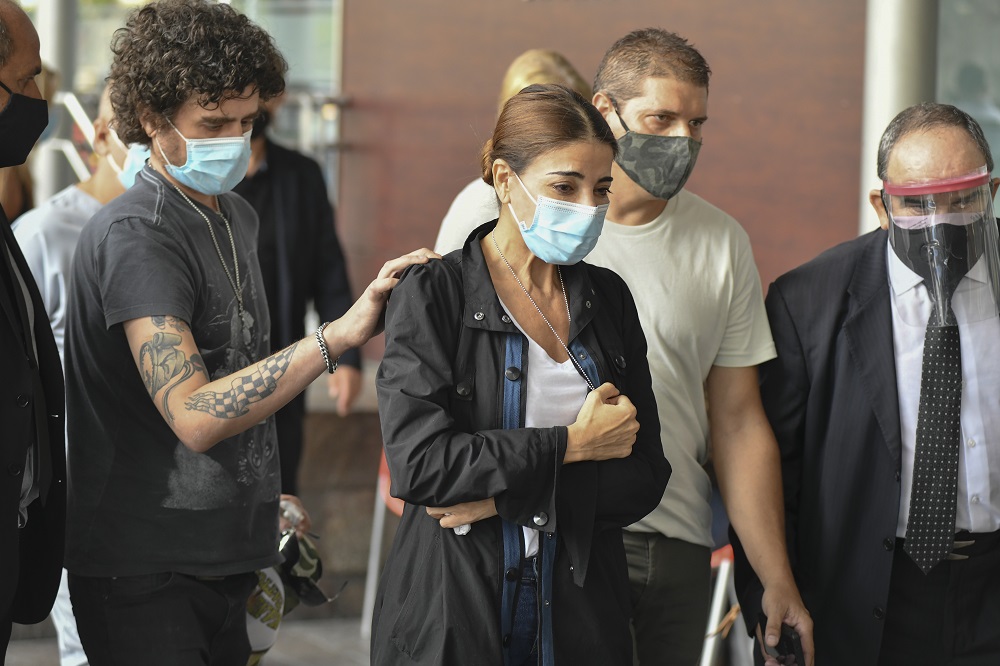 Zulemita Menem, a la salida del sanatorio Los Arcos donde su padre falleció este domingo (NA)