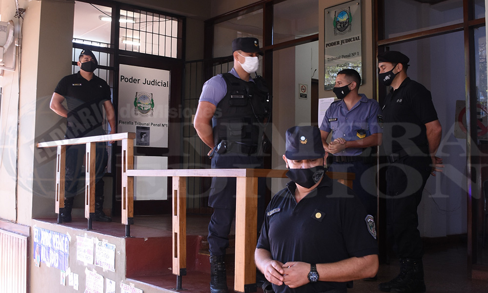 Amenazó con un arma, golpeó y violó a su tres hijastras en Iguazú