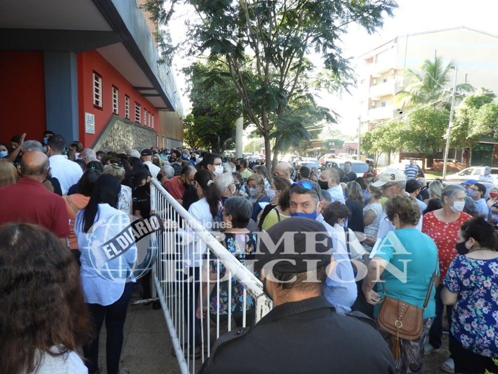 En medio del caos por el hackeo, Posadas vacunó a 2.500 abuelos