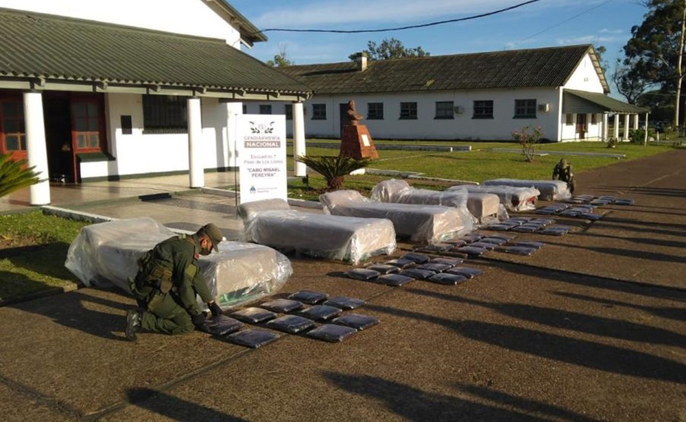 Detectaron 62 kilos de marihuana ocultos en sillones