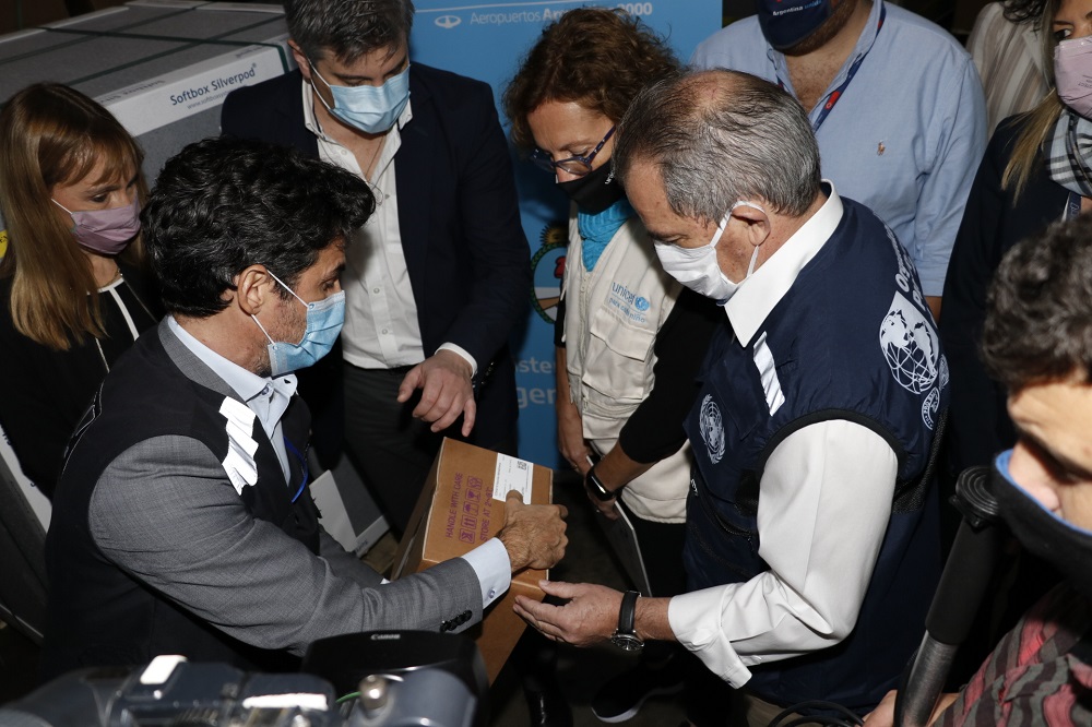 Argentina recibe las primeras vacunas COVID-19 a través del mecanismo COVAX
