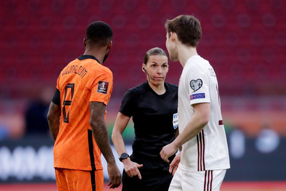 Stéphanie Frappart, la primera mujer en arbitrar en Eliminatorias masculinas