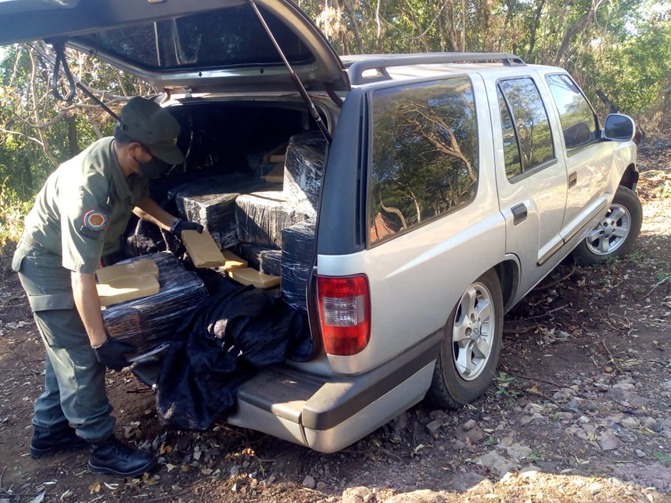 Intentó escapar con una tonelada de marihuana en su camioneta