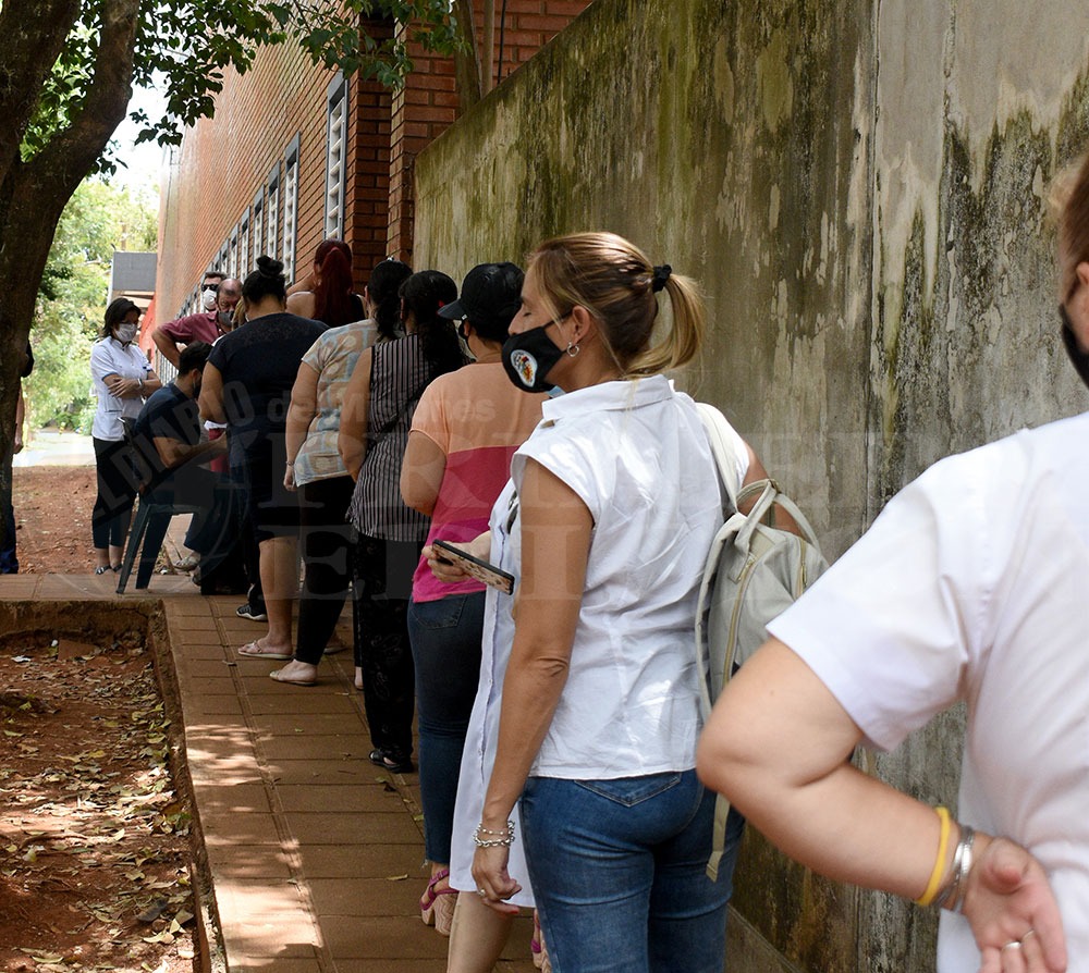 Docentes que no tenían turno para hoy acudieron a vacunarse igual