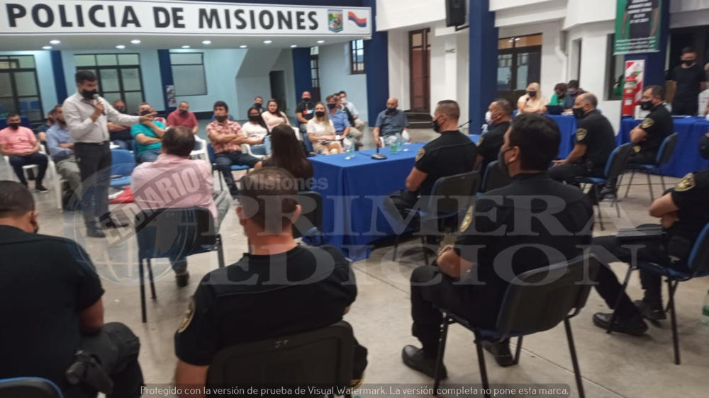 Policías en asamblea por conflicto salarial
