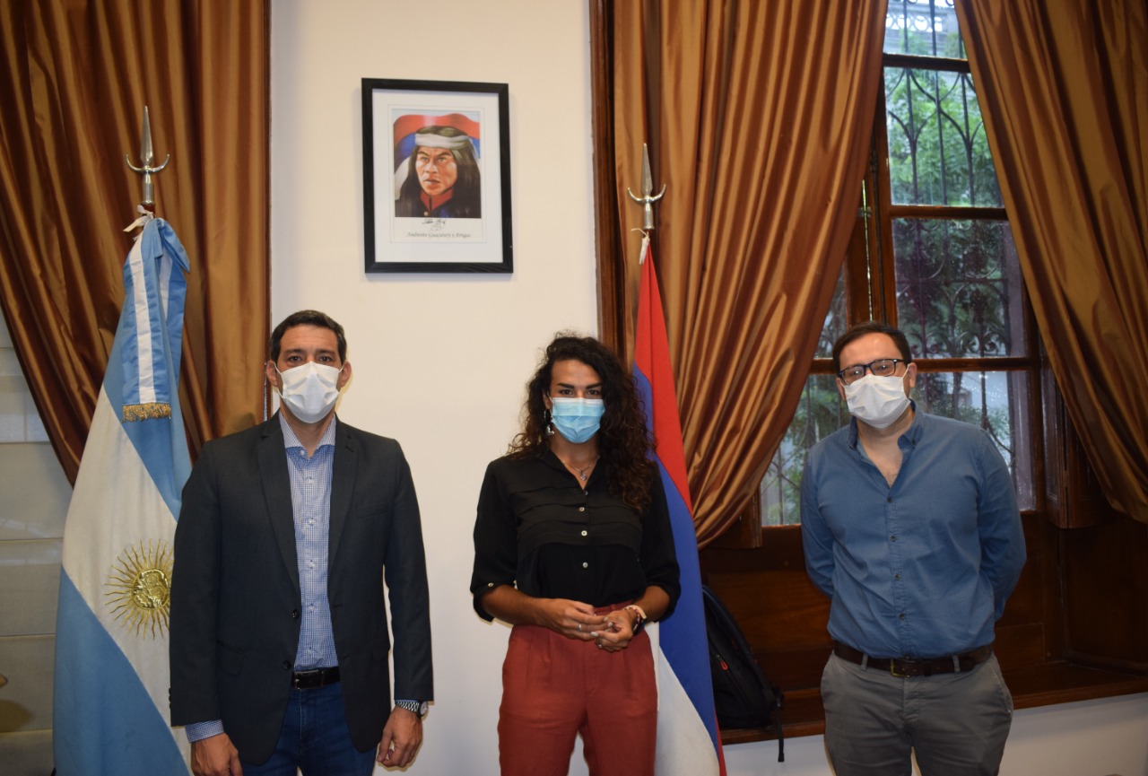 El Ministerio de Gobierno incorporó a la primera mujer transgénero