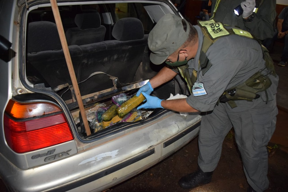 Llevaban droga por casi dos millones de pesos en el baúl