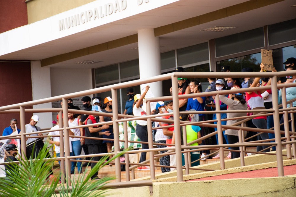 Manifestantes bloquean la Municipalidad de Leandro N. Alem