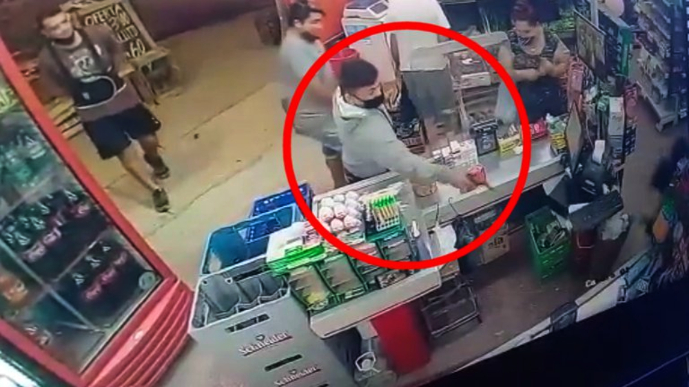 Le disparó a la cajera de un supermercado mientras se filmaba con su celular