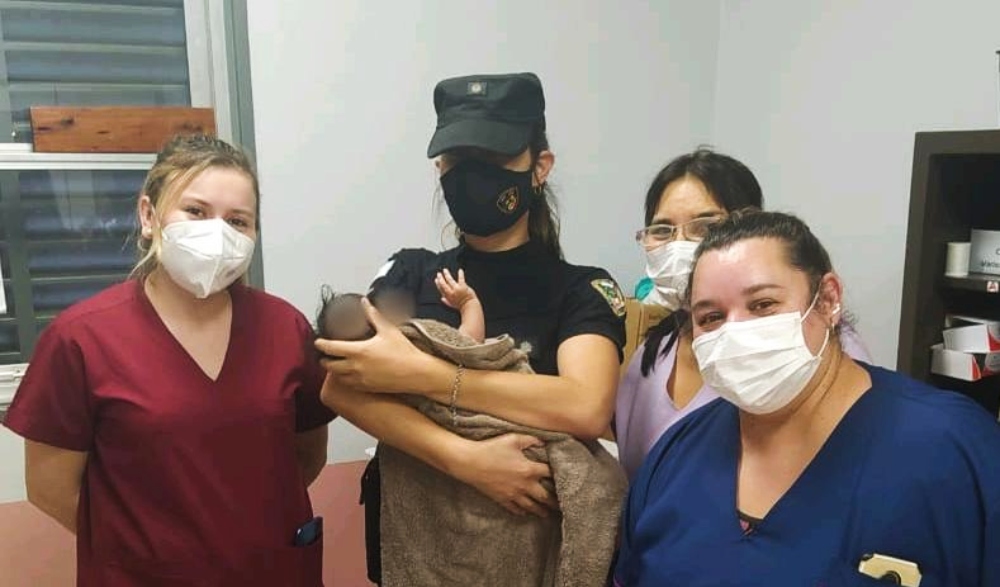 Abandonaron a una beba en la vía pública y buscan intensamente a su familia