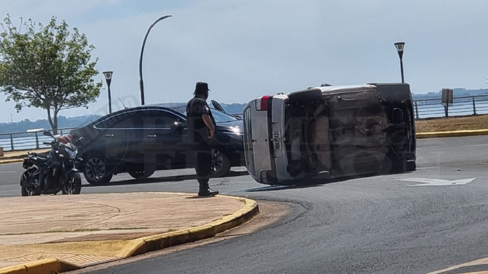 Choque y vuelco en la costanera de Posadas