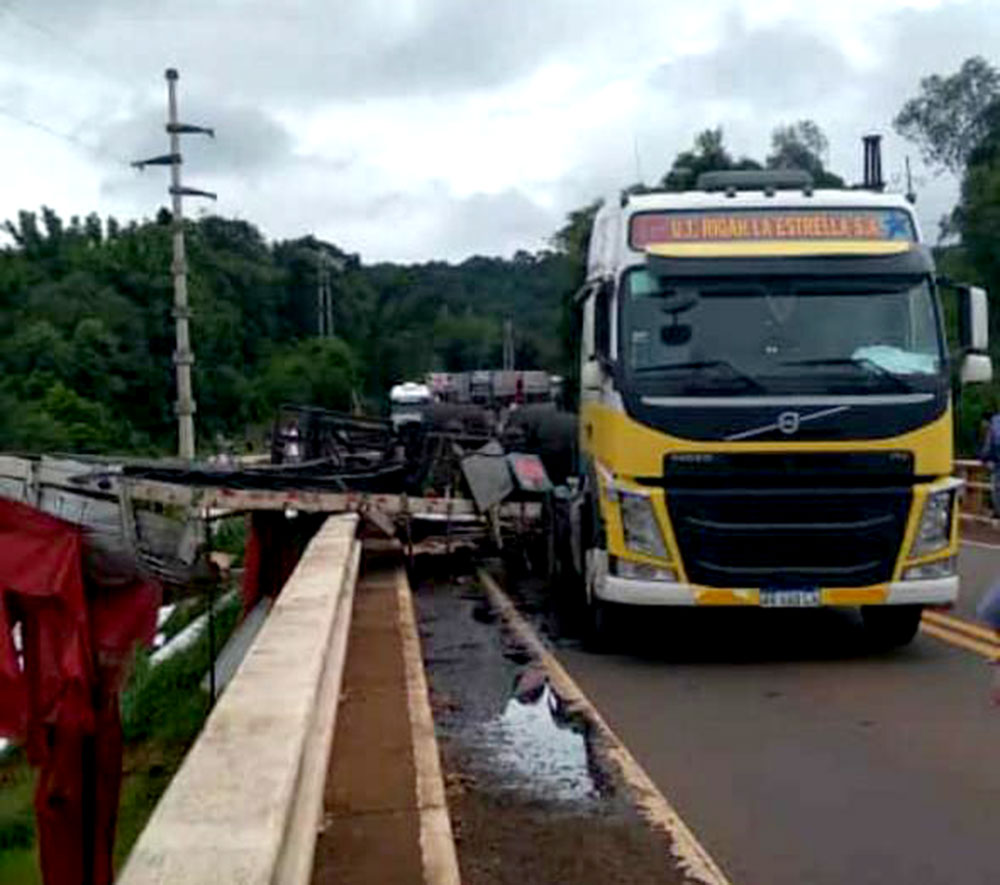 Camión despistó en el puente sobre el arroyo Cuña Pirú