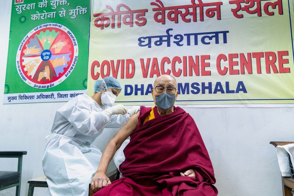 El Dalai Lama se vacunó contra el COVID-19 en un hospital de la India