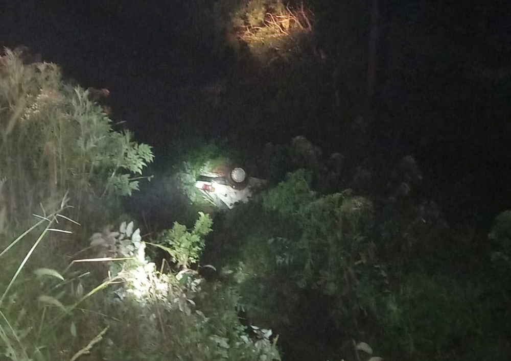 Conductor alcoholizado despistó y cayó a un barranco