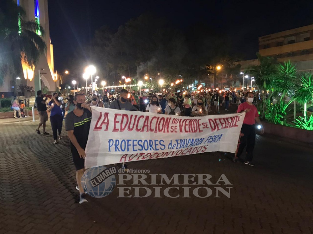 Numerosos docentes de Oberá participaron de la marcha con antorchas