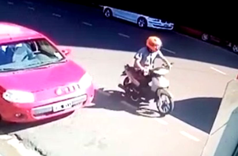 Le robaron la motocicleta a dos trabajadores