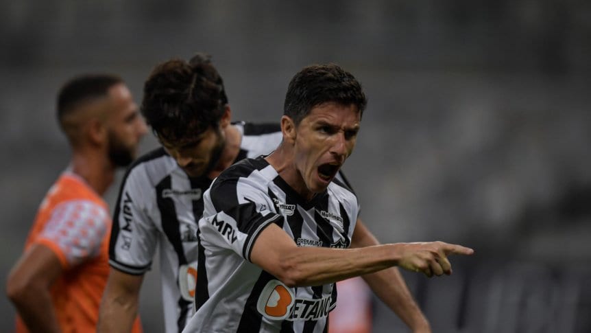 Nacho la rompió en el debut en Mineiro: gol, asistencia y penal