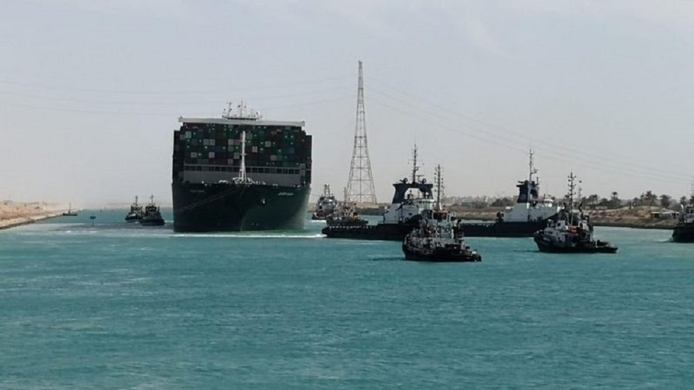 Lograron desencallar el barco y se reanudó la navegación en el Canal de Suez