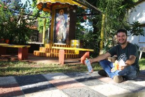 Crearon una vereda de baldosas hechas con residuos plásticos - Primera