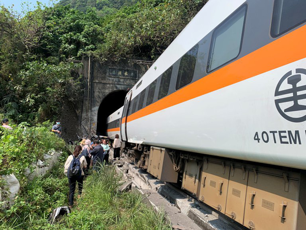 Tragedia en Taiwán: al menos 51 muertos y decenas de heridos al descarrilar un tren