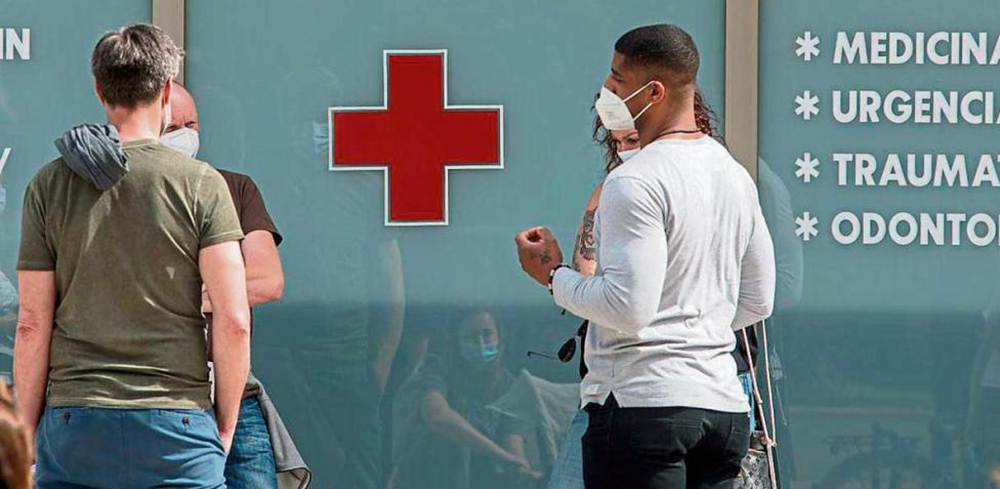 Detuvieron en España a un hombre que infectó a 22 personas con COVID