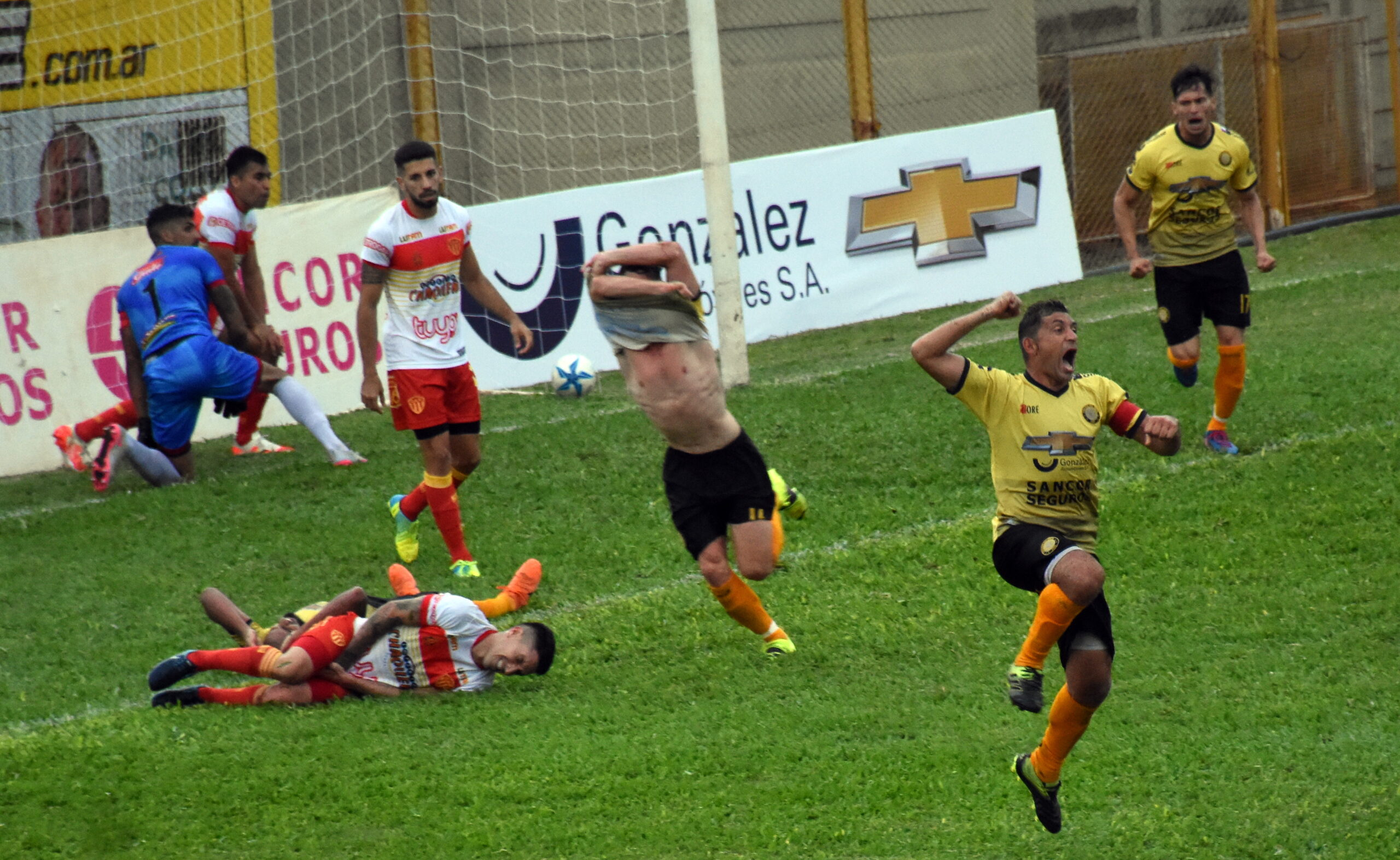 Crucero lo ganó en la agonía y con un tanto desde el banco