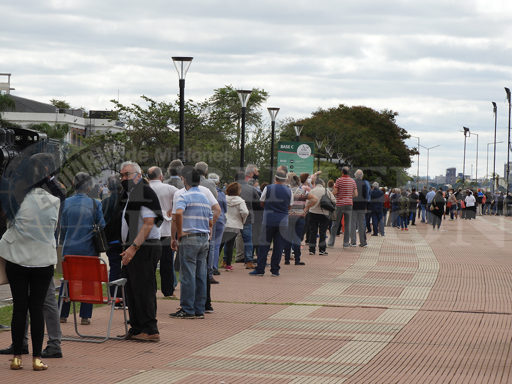 Más de 400 metros de fila para vacunarse contra el COVID en Posadas