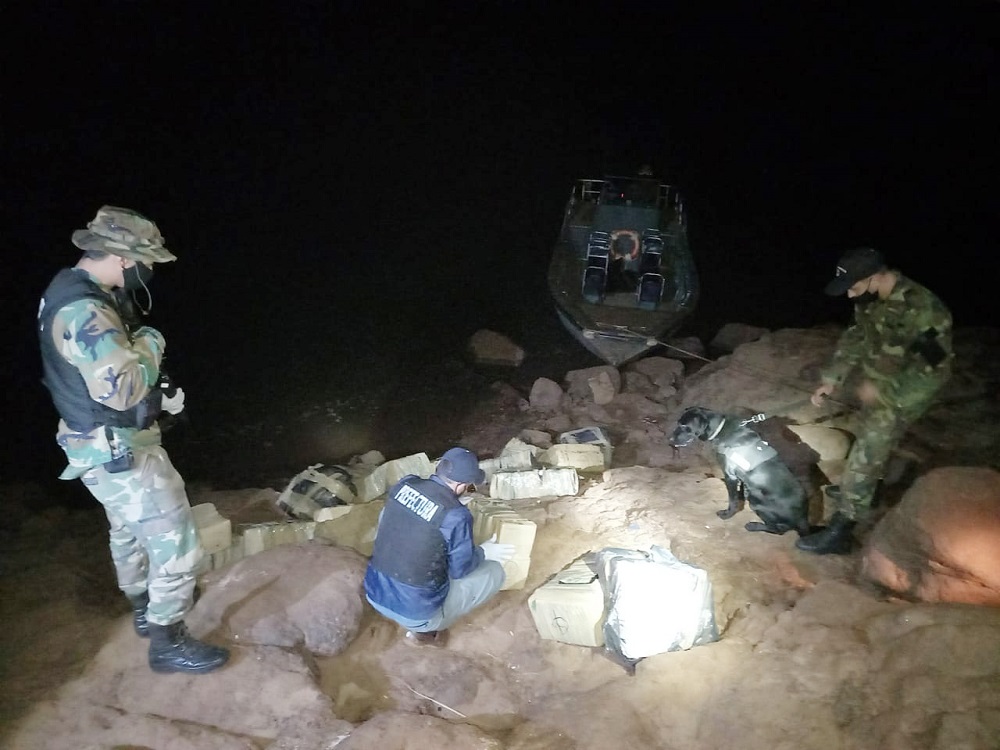 Decomisan más de una tonelada y media de droga y un millonario contrabando